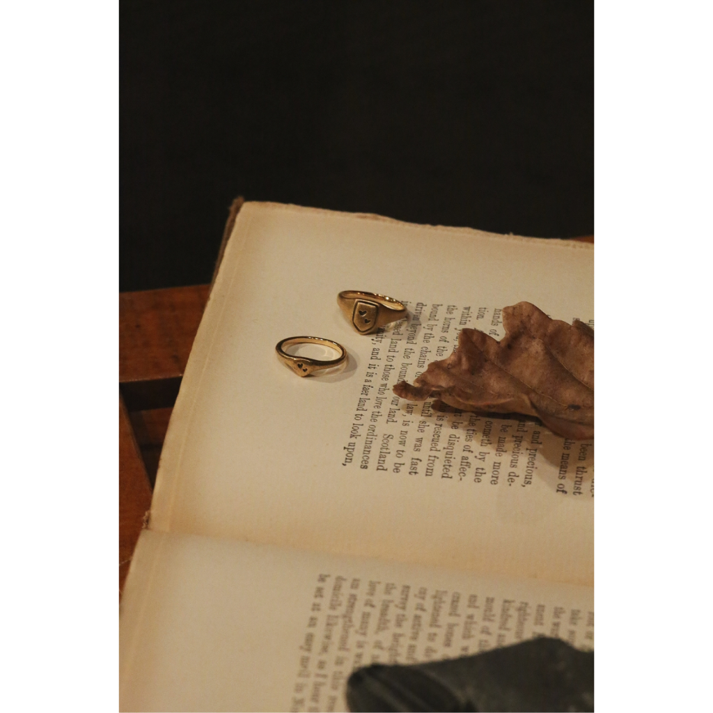 ANTIQUE HEART SIGNET RING WIDE